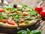 Вегетарианска пица с домати, маслини и рукола